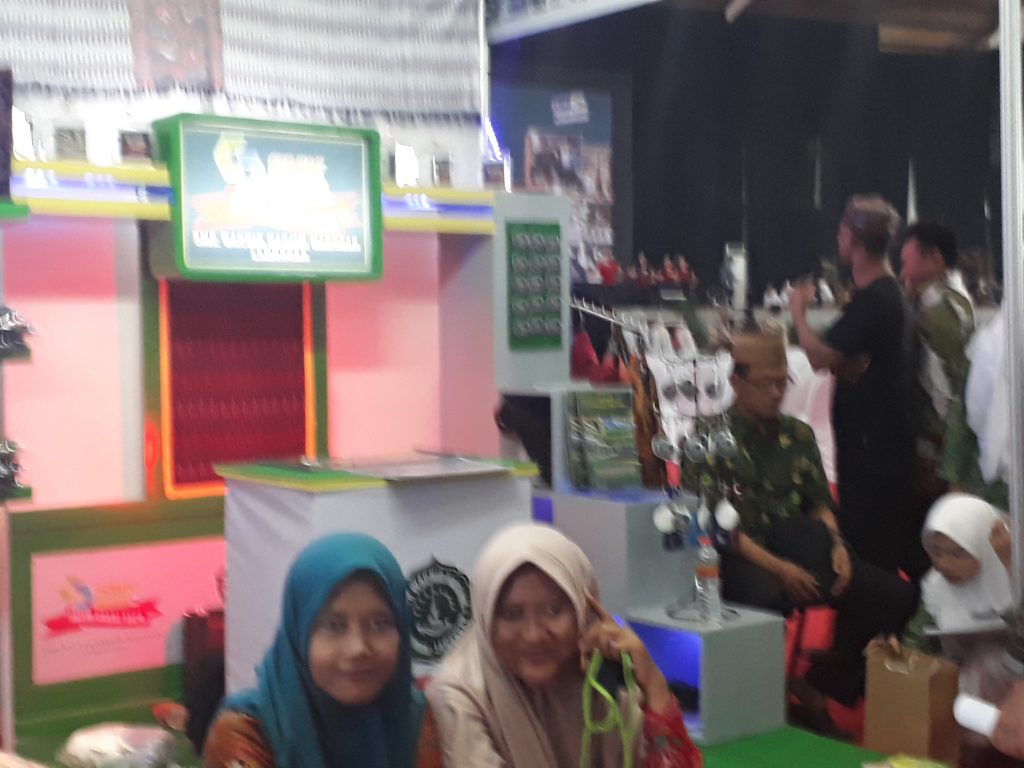 Kunjungan Ibu Guru di Stand SMK Mini Wachid Hasjim Maduran Lamongan di Pameran JATIM GREAT EXPO 2018