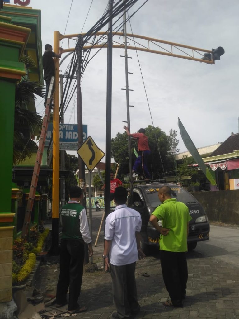 Proses pemasangan trafic lamp