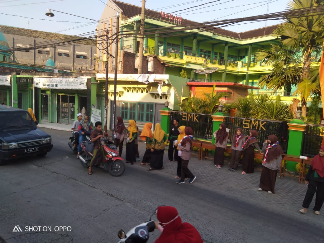 Berbagi Takjil SMK Wachid Hasjim