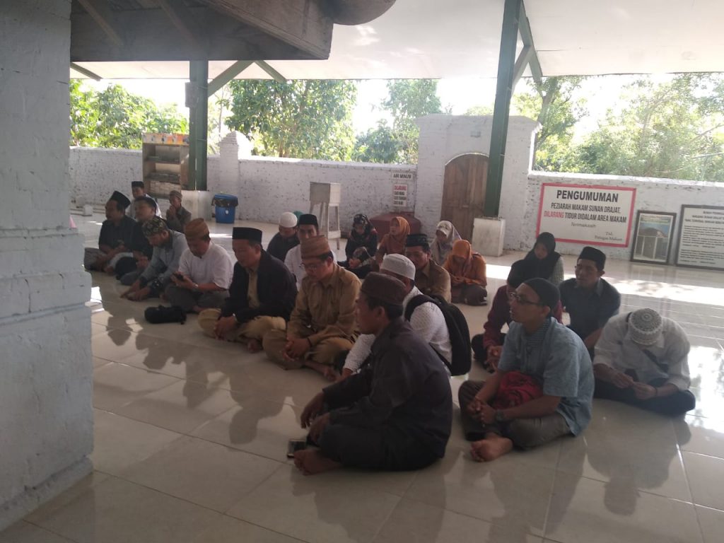 Ziarah Guru & staf Ke Makam Sunan Drajat