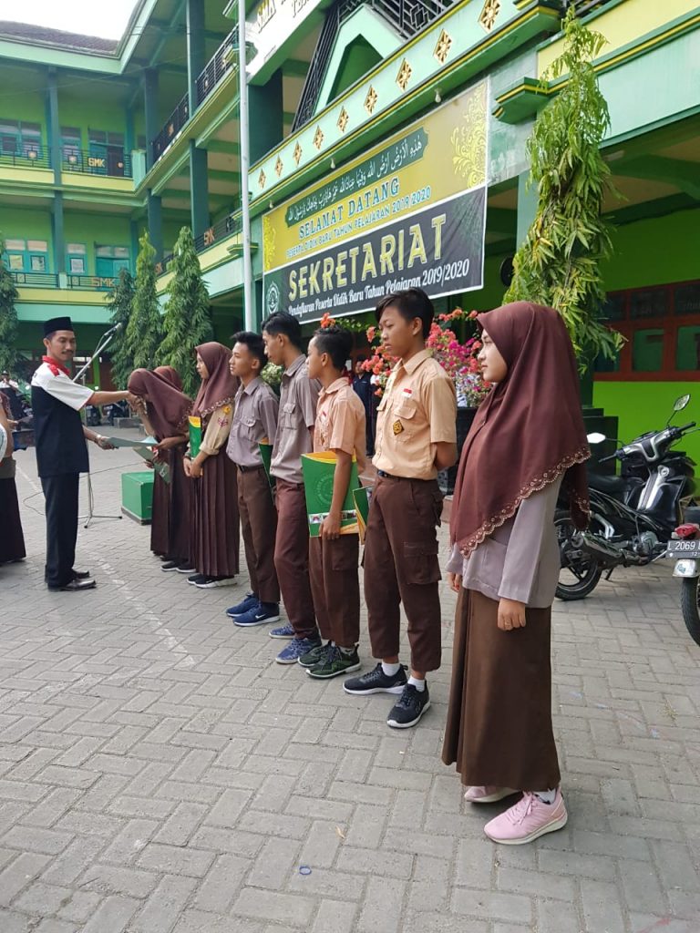 Penyerahan Piagam Kepada Siswa Siswi Berprestasi