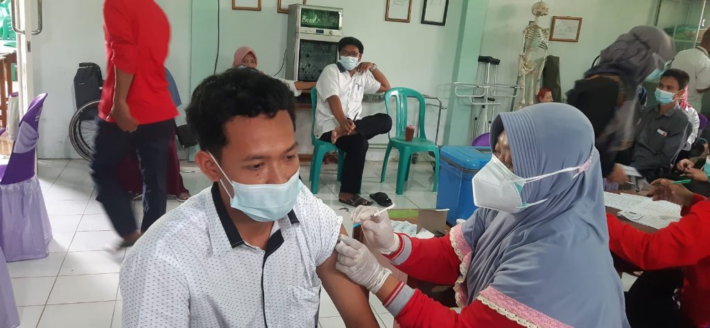 VAKSINASI COVID-19 TAHAP 1 DEWAN GURU DAN KARYAWAN SMK WAHAS MADURAN