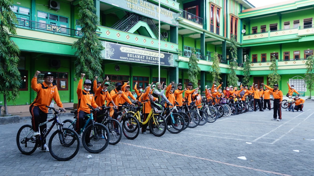 GASLUR: Gowes sAreng SeduLUR Momen Keluarga Besar SMK Wachid Hasjim Maduran